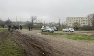 Двама загинаха при тежък инцидент на жп прелез в Сливен