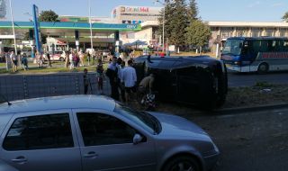 Мъж самокатастрофира до автогарата във Варна и избяга