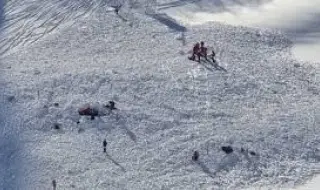 Лавина уби скиор в Италия, друг се води изчезнал
