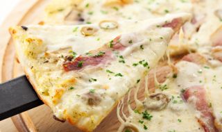 Рецепта на деня: Пица със сметана, шунка и люта чушка