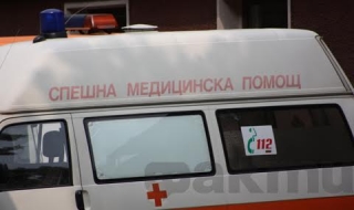 Момиче размахва нож срещу медици от Спешна помощ в Перник
