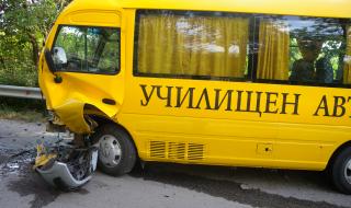 Ученици се разминаха на косъм от страшен инцидент на пътя