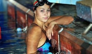 Аврамова счупи безапелационно рекорда на 200м гръб