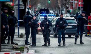 Френски полицаи стреляха по въоръжен с нож