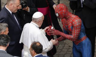 Когато папата се срещна със Спайдърмен