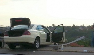 Пиян без книжка увисна над мост (Снимки)