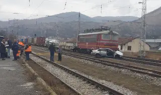 Водачът и спътничката му от колата, ударена от влак в Кресна, са в тежко състояние