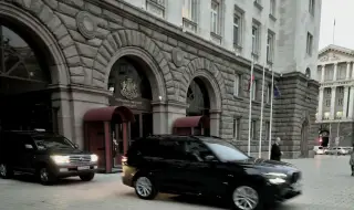 Калин Стоянов: Радев „тактично“ е заменил Шкодата с чисто ново BMW X7