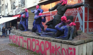 Пуснаха задържаните за изрисувания паметник