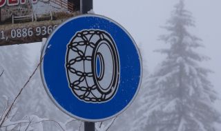 Зимна традиция: ТИР-ове без вериги и с летни гуми блокираха пътя към Банско