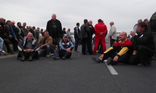 Сблъсък между полиция и протестиращи фермери на Карловско шосе