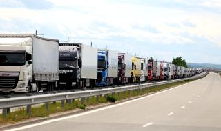 Движението на товарни автомобили на автомагистрала „Хемус“ ще бъде ограничено днес и утре
