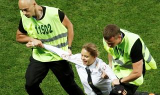 UEFA EURO 2020: Арестуваха скандална блондинка за организиране на хулиганска проява
