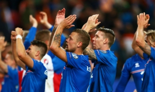 Исландия пише история, Холандия бере срам