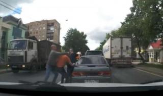 Mеле! Тупаници и шутове след засечка на пътя (ВИДЕО)