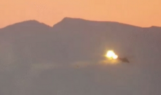 Вижте как ДАЕШ сваля сирийския хеликоптер край Палмира