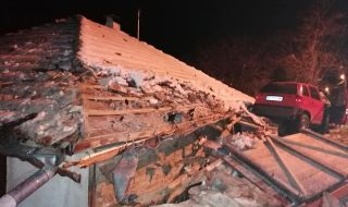 Зрелищен инцидент! Кола прелетя през покрив на къща и „кацна” върху друг