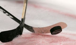 Ужасна трагедия покруси руския хокей: 14-годишен талант умря след удар с шайба в областта на сърцето