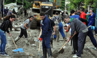 Погребаха шест от жертвите на потопа във Варна (обновена 18.30 ч.)