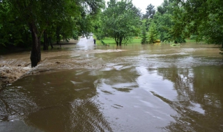 Все още има риск от внезапни локални наводнения