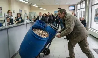 Банков клон блокира, след като мъж докара бидони със стотинки