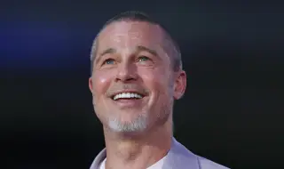 Брад Пит се появи на мач в нов имидж (ВИДЕО)