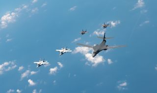 САЩ разполагат най-бързите си бомбардировачи на час от Санкт Петербург