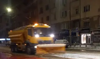 118 снегопочистващи машини са работили през нощта