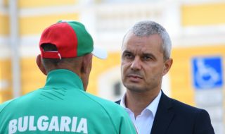 Мъж приклещи Костадин Костадинов пред парламента и го нарече: Руска *****  ВИДЕО (18+) 