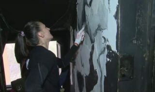 Ново начало за хората от изгорелия блок в Благоевград: Започнаха сами да чистят входа