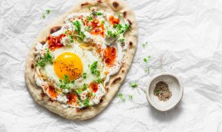 Рецепта за вечеря: Яйца на очи с пържено кисело мляко и чесън