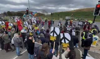 Седем пропалестински активисти бяха задържани край британска военна база, използвана от САЩ