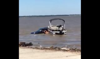 Така не се пуска лодка на вода (ВИДЕО)