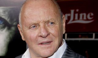 Антъни Хопкинс се ваксинира срещу COVID-19 (ВИДЕО)