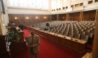 Парламентът гледа ветото на президента на 16 август