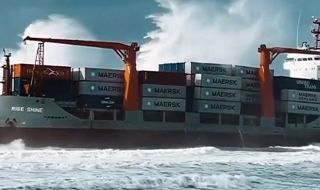 Вижте засядането на 100-метров контейнеровоз (ВИДЕО)