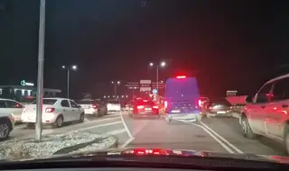 Катастрофа с моторист предизвика километрично задръстване на входа на Пловдив от Асеновград