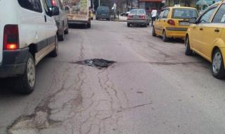 Жителите на Горна Оряховица плашат да затрупат входа на общината с гуми