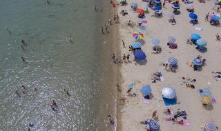 Температурни рекорди в Гърция, плажовете са пълни