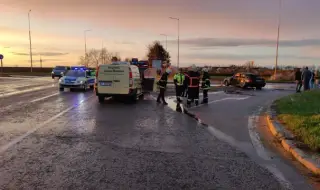 Катафалка с покойник се вряза в кола на изхода на Русе