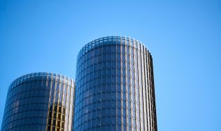 Британец изкачи 93-метров небостъргач без въже