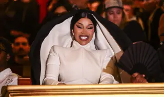 Карди Би с нестандартен урок: Показа на мъжете как се яде банан (ВИДЕО)