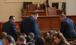Новина: Пеевски се яви на работа за втори ден поред