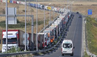 Огромен брой камиони от Турция чакат да влязат в България