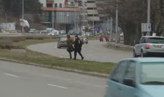 Ученици във Варна масово пресичат неправилно оживен булевард