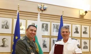 Адмирал Ефтимов се срещна с досегашния и с новия аташе по отбраната на Сърбия в България