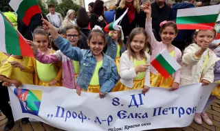 Близо 3000 ученици се включиха в шествието за 24 май СНИМКИ