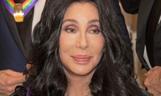 Шер пусна озадачаващ туит за Кралицата