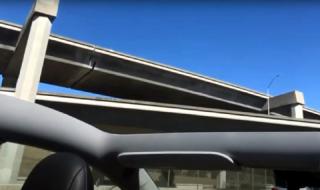 Покривът на чисто нова Tesla Model Y падна на магистралата (ВИДЕО)