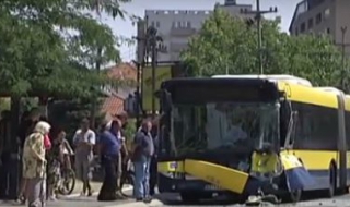 Десетки ранени след сблъсък между два автобуса в Сърбия